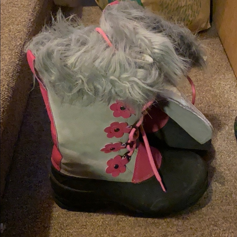Girls snow boots. Size 4